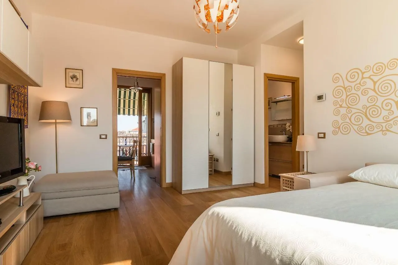 Sunny Nest Canal View In Venice Chic Movida 아파트