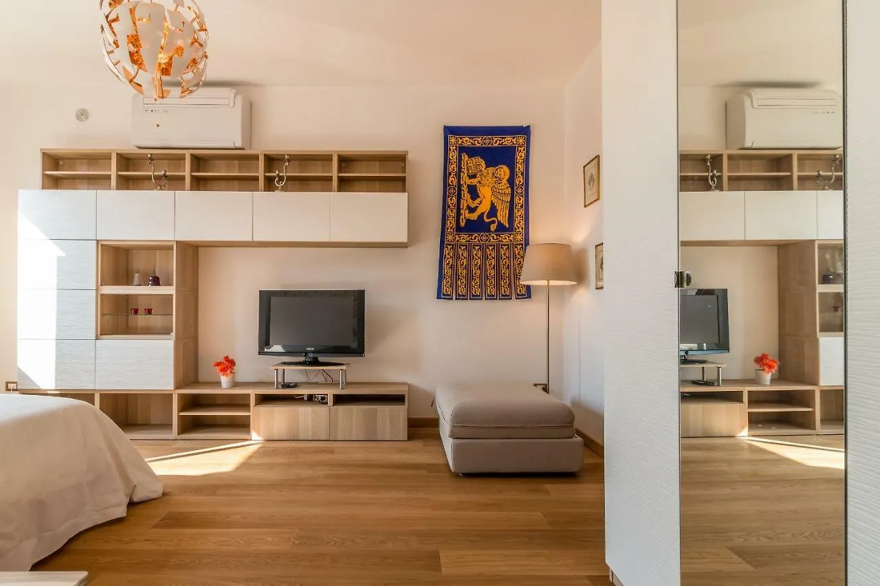 Sunny Nest Canal View In Venice Chic Movida Apartment