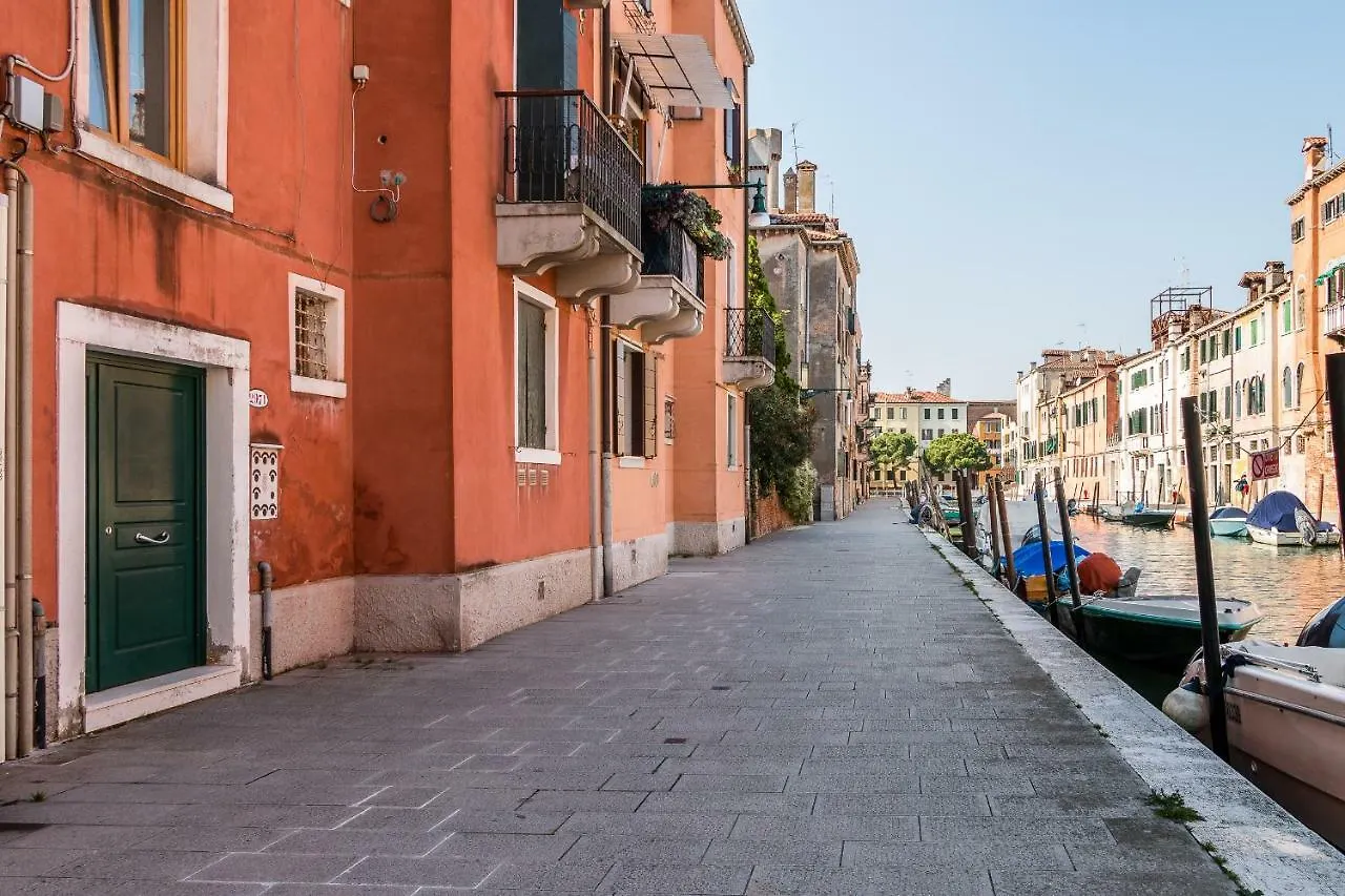 Sunny Nest Canal View In Venice Chic Movida