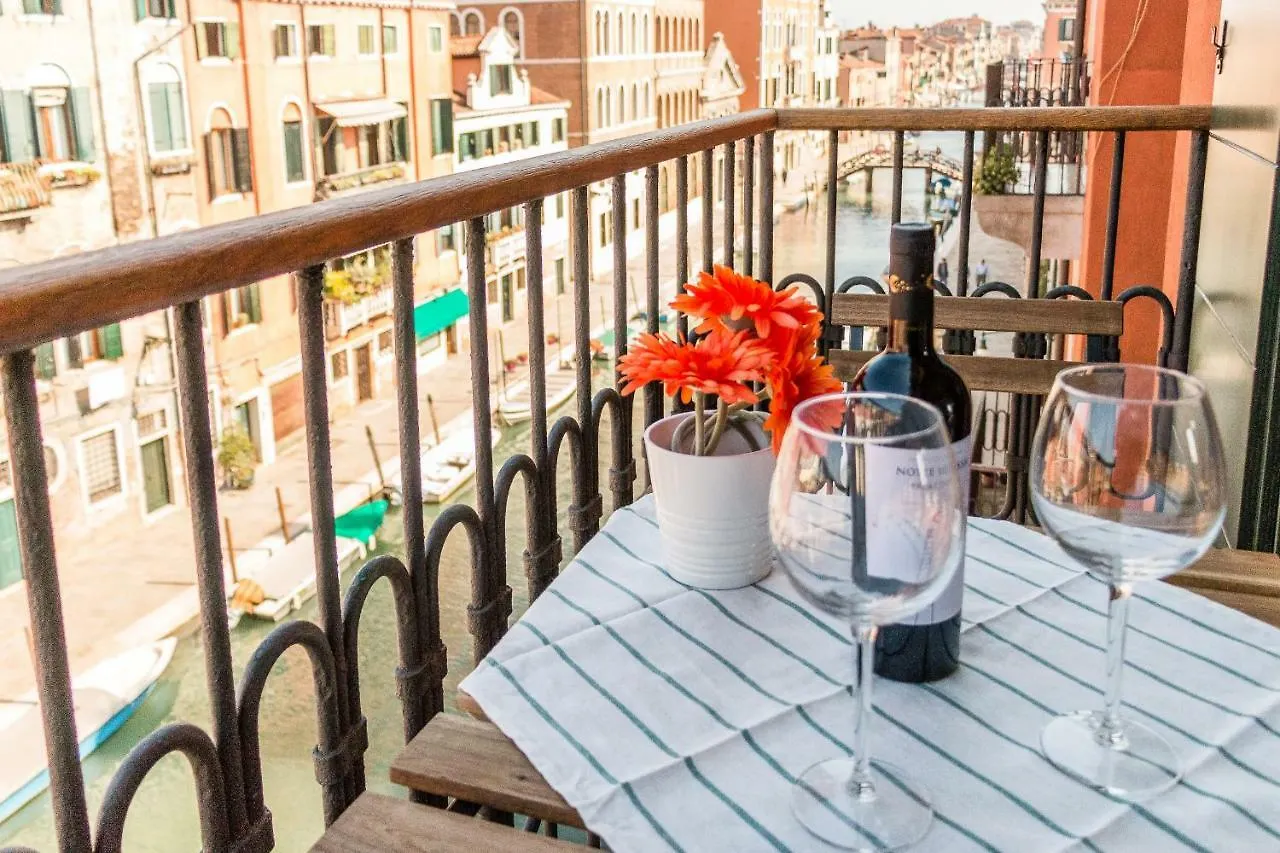 Sunny Nest Canal View In Venice Chic Movida