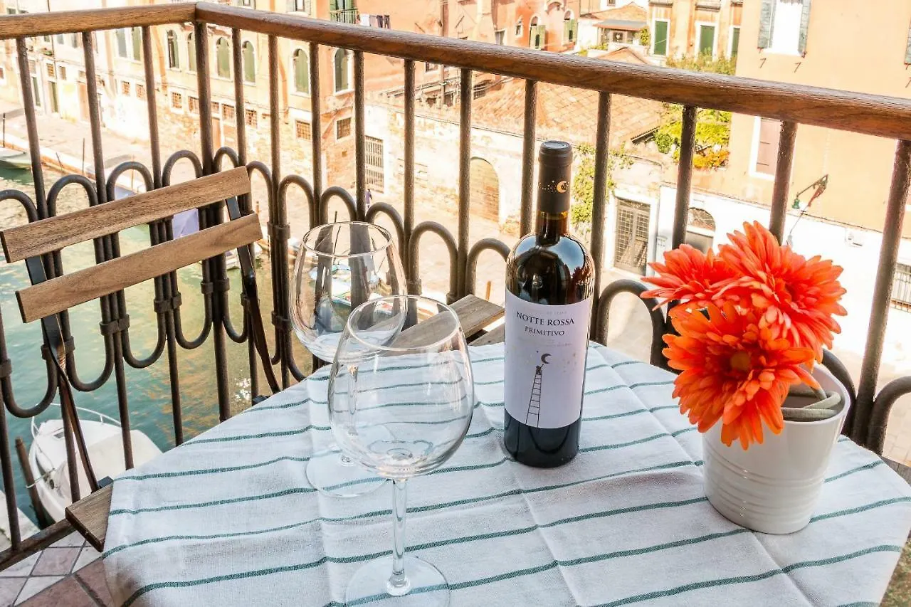 Apartment Sunny Nest Canal View In Venice Chic Movida