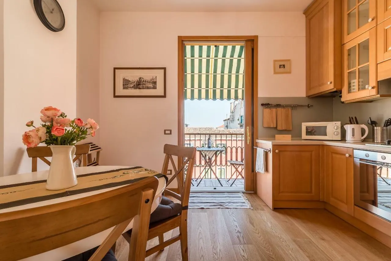 Sunny Nest Canal View In Venice Chic Movida