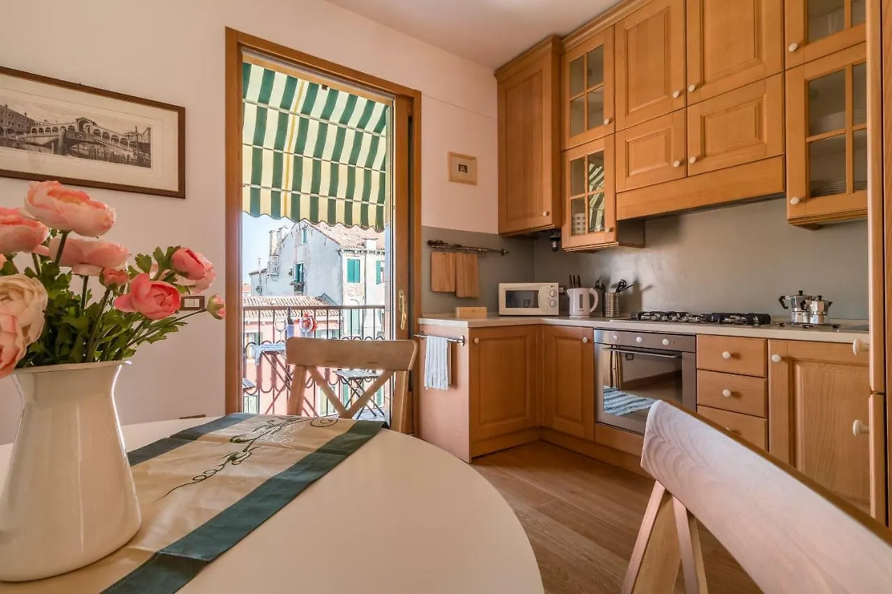 Sunny Nest Canal View In Venice Chic Movida