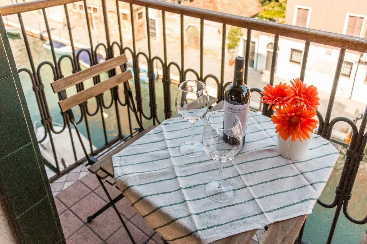 Sunny Nest Canal View In Venice Chic Movida Apartment