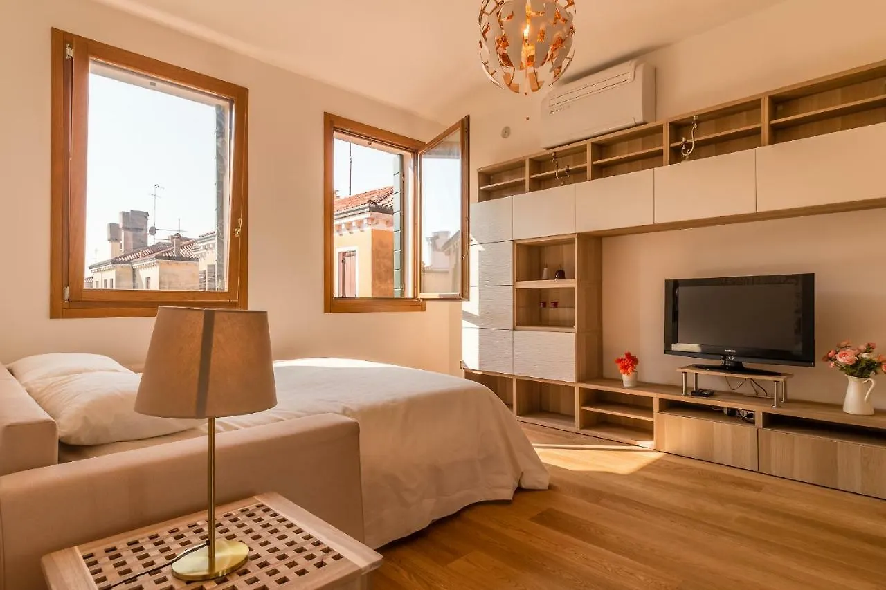 Sunny Nest Canal View In Venice Chic Movida