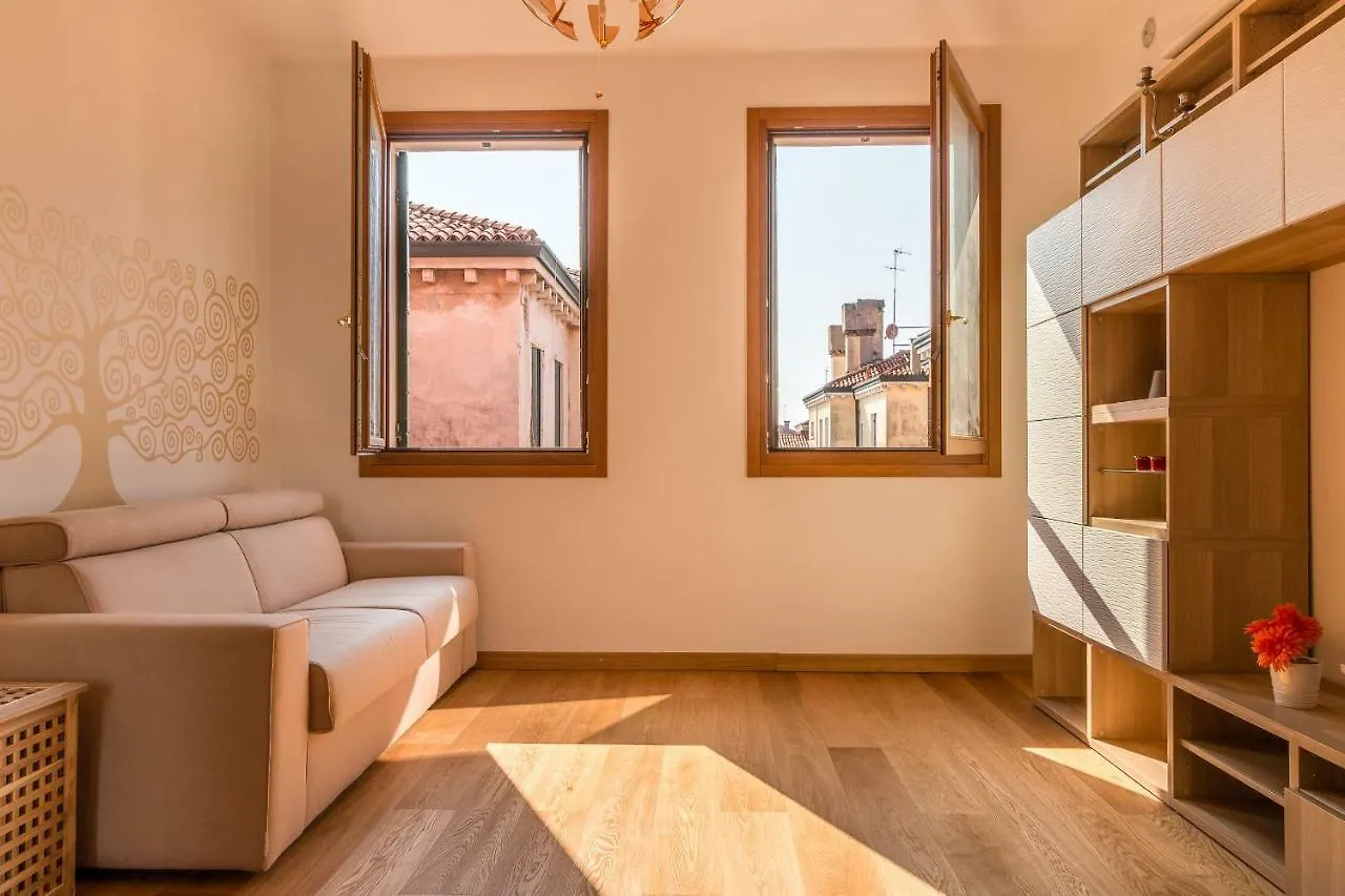 Sunny Nest Canal View In Venice Chic Movida Apartment
