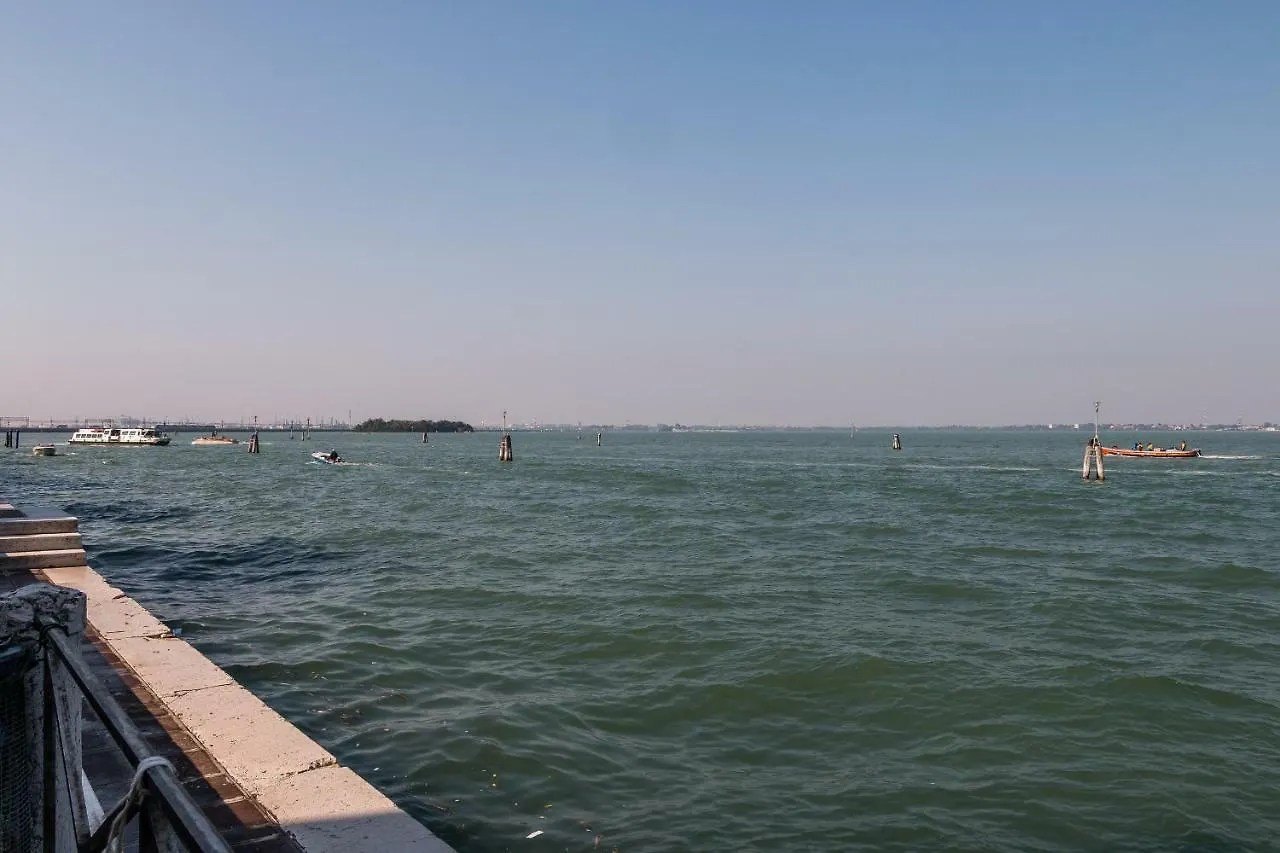 Sunny Nest Canal View In Venice Chic Movida