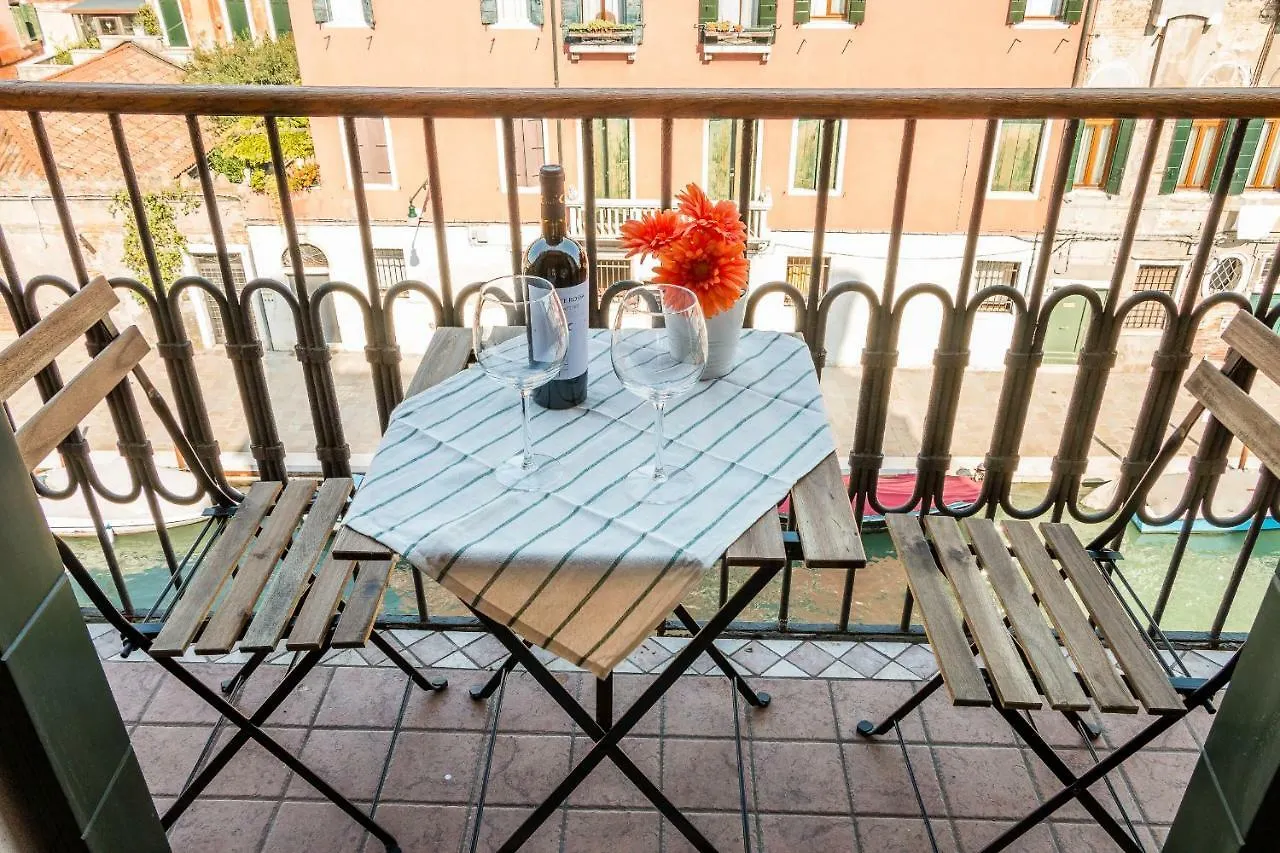 Apartment Sunny Nest Canal View In Venice Chic Movida